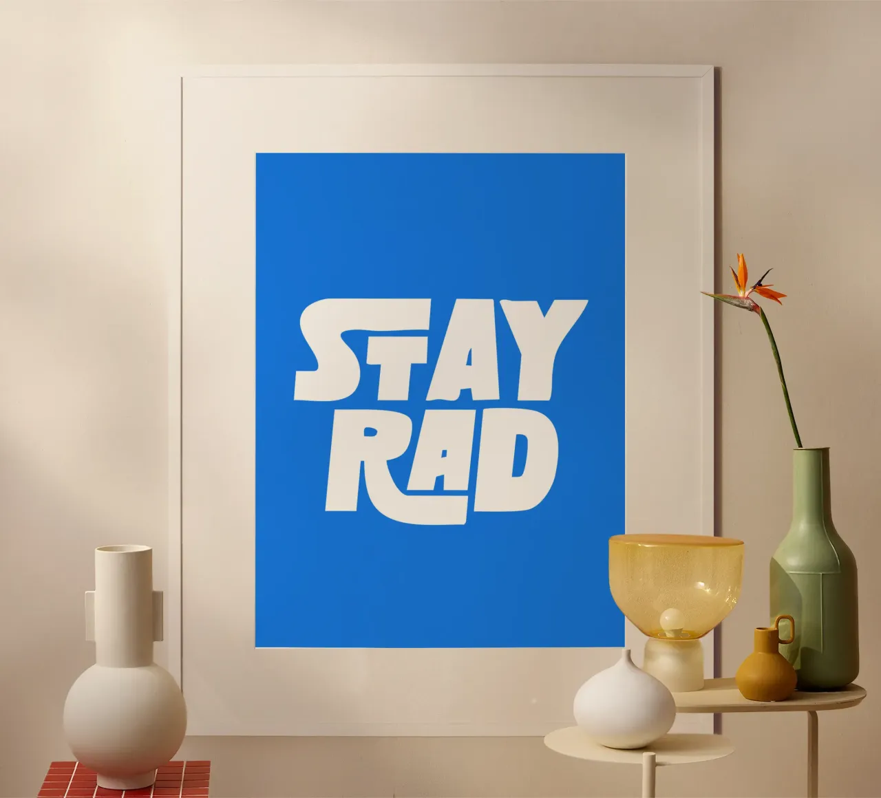 Stay Rad Stampa tipografica in grassetto retrò e vivace in blu e bianco carta hahnemühle da THE MOTIVATED TYPE