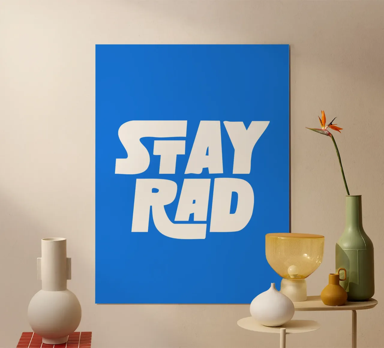 Stay Rad Stampa tipografica in grassetto retrò e vivace in blu e bianco carta hahnemühle da THE MOTIVATED TYPE