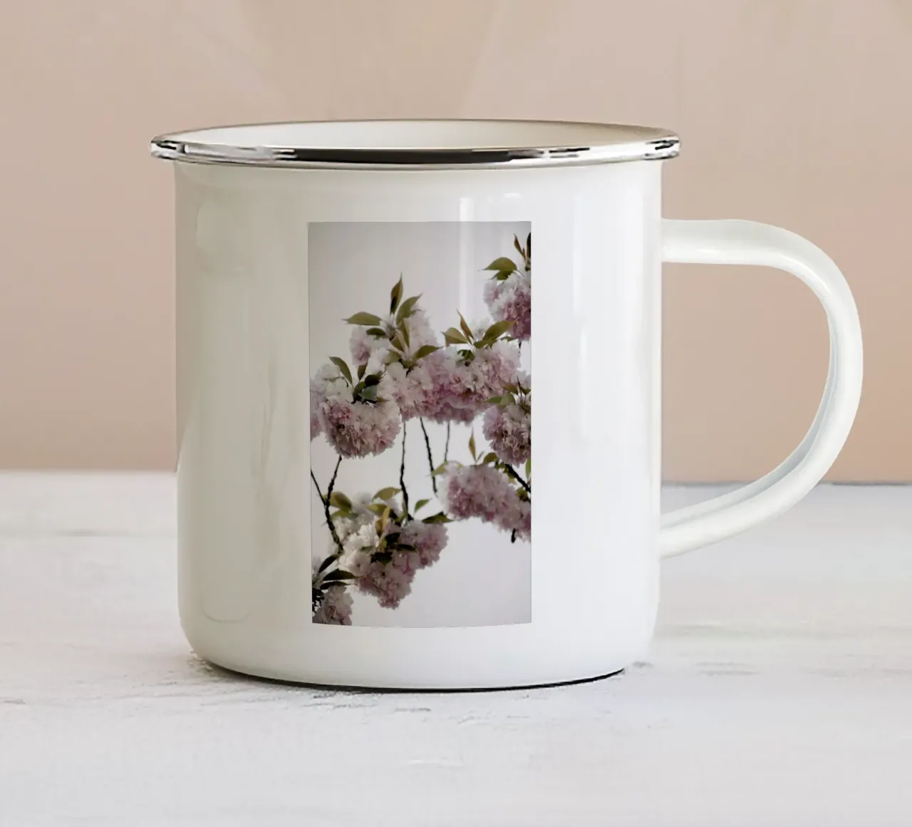 Clouds Of Cherry Flowers tazza in smalto da Studio Nahili