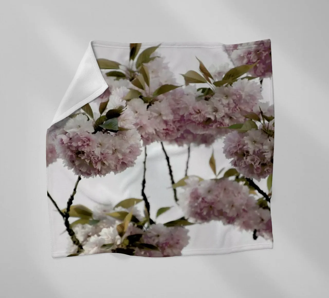 Clouds Of Cherry Flowers coperta in pile da Studio Nahili