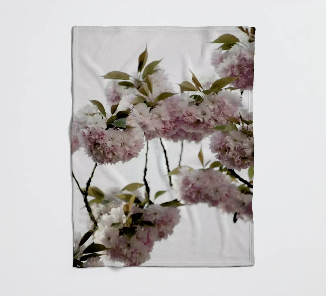 Clouds Of Cherry Flowers coperta in pile da Studio Nahili