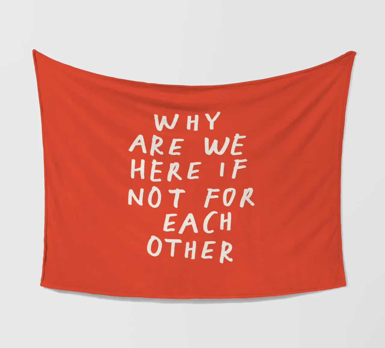Warum sind wir hier, wenn nicht füreinander Typografie Druck Rot Fleecedecke von THE MOTIVATED TYPE