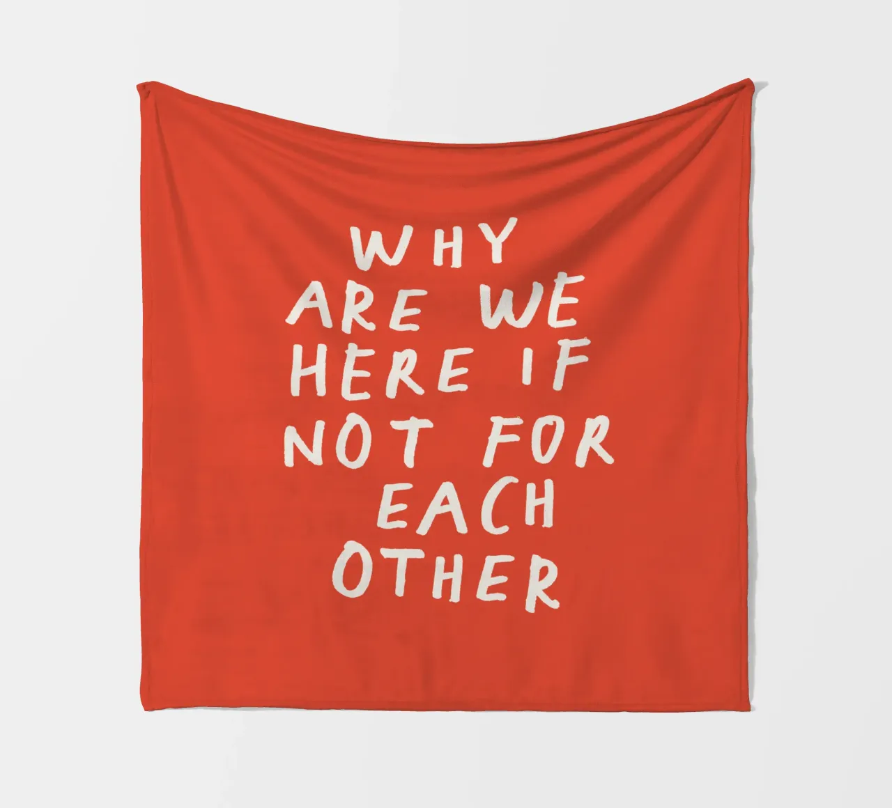 Warum sind wir hier, wenn nicht füreinander Typografie Druck Rot Fleecedecke von THE MOTIVATED TYPE