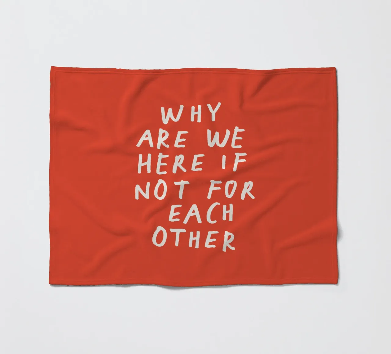 Warum sind wir hier, wenn nicht füreinander Typografie Druck Rot Fleecedecke von THE MOTIVATED TYPE