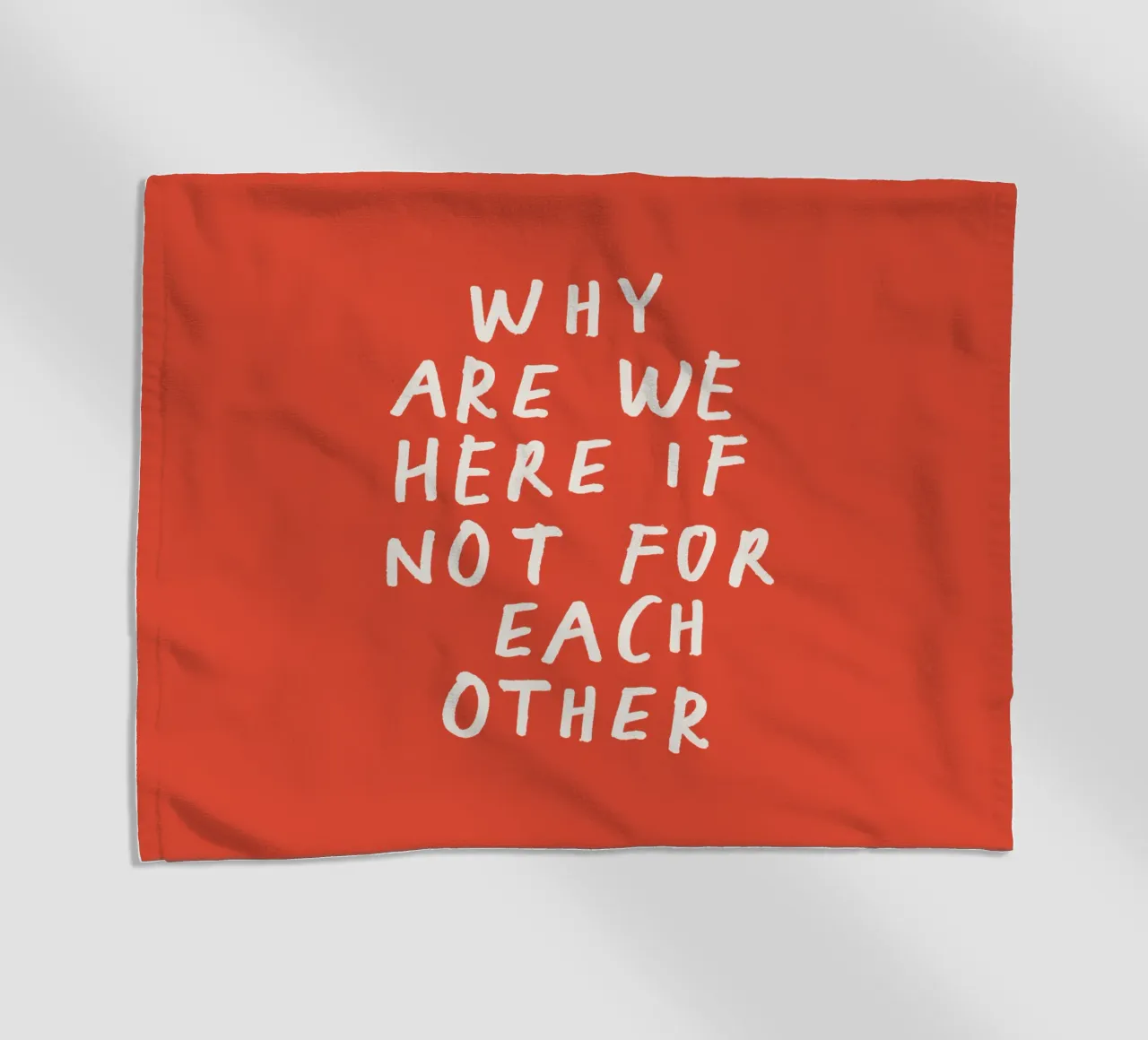 Warum sind wir hier, wenn nicht füreinander Typografie Druck Rot Strandtuch von THE MOTIVATED TYPE