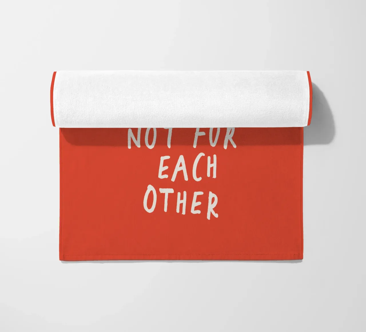 Warum sind wir hier, wenn nicht füreinander Typografie Druck Rot Strandtuch von THE MOTIVATED TYPE