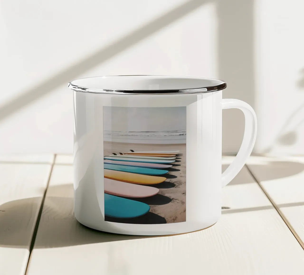 Tavole da surf colorate sulla spiaggia sabbiosa tazza in smalto da Indigo Tides Art