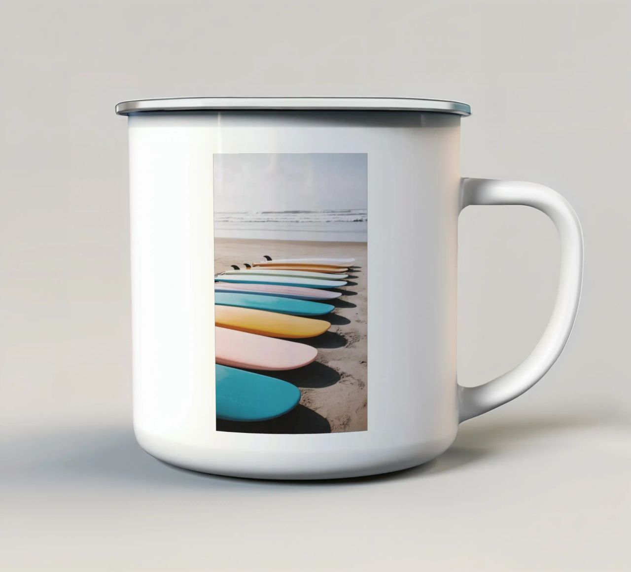 Tavole da surf colorate sulla spiaggia sabbiosa tazza in smalto da Indigo Tides Art