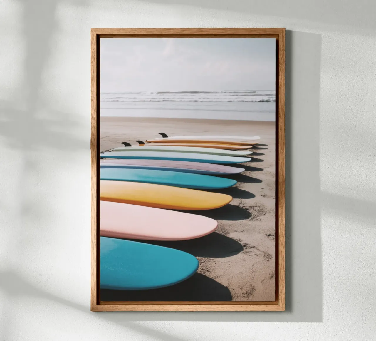 Tavole da surf colorate sulla spiaggia sabbiosa tela con Cornice a cassetta da Indigo Tides Art