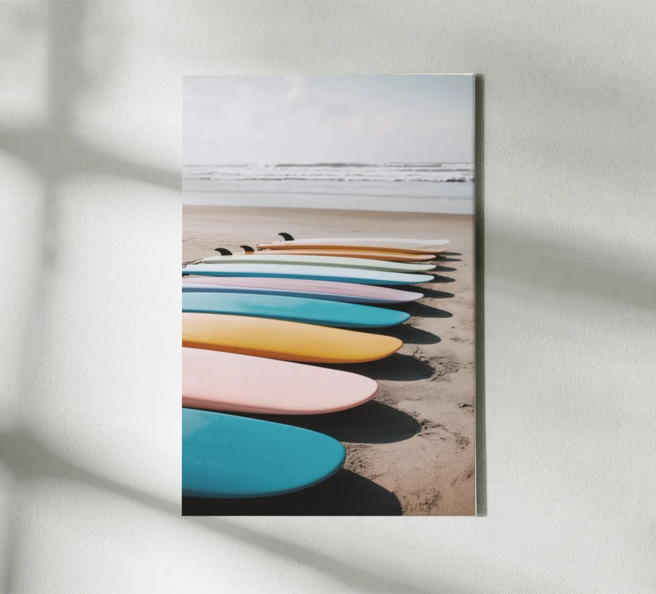 Tavole da surf colorate sulla spiaggia sabbiosa tela con Cornice a cassetta da Indigo Tides Art