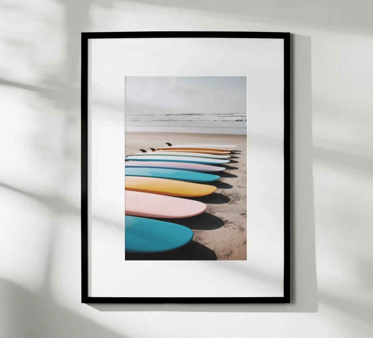 Tavole da surf colorate sulla spiaggia sabbiosa poster da Indigo Tides Art
