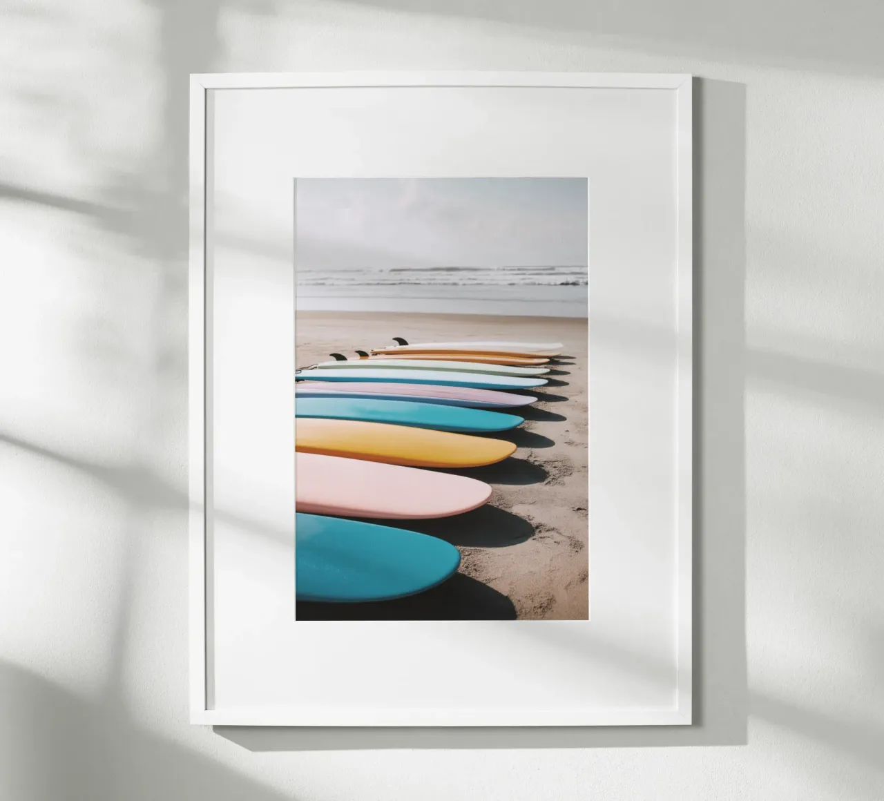 Tavole da surf colorate sulla spiaggia sabbiosa poster da Indigo Tides Art
