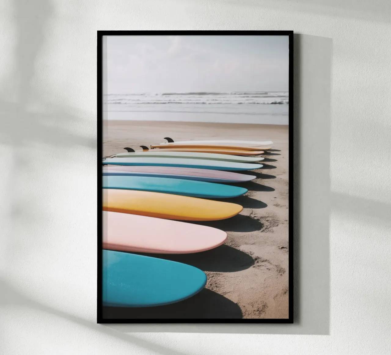 Tavole da surf colorate sulla spiaggia sabbiosa poster da Indigo Tides Art