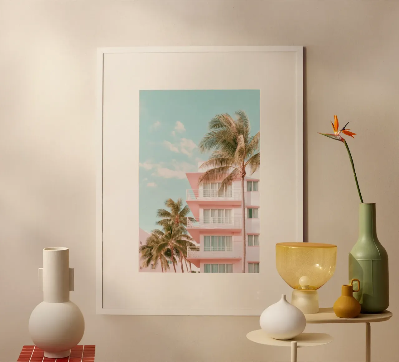 Edificio tropicale rosa pastello poster con telaio in alluminio da Indigo Tides Art