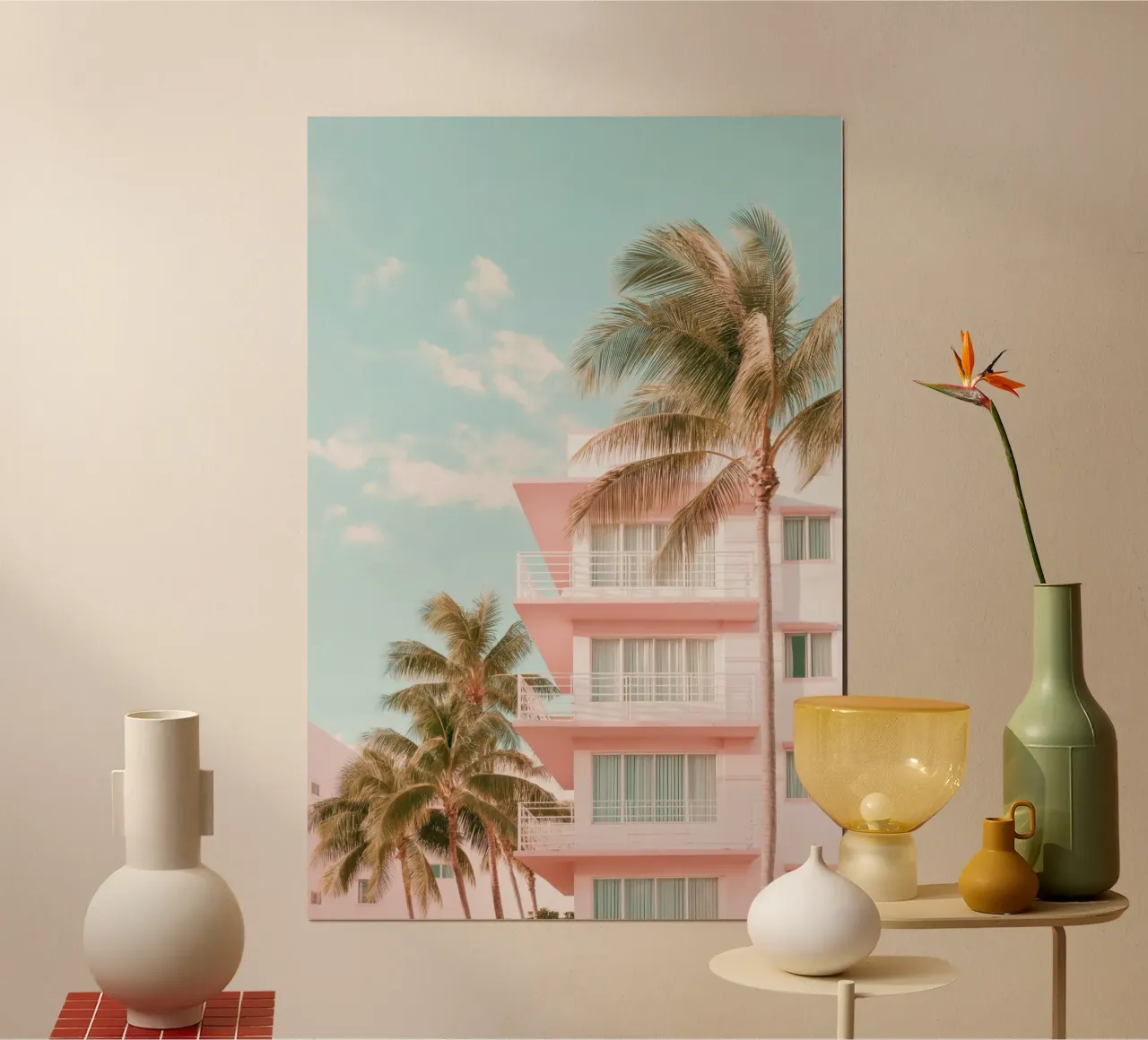 Edificio tropicale rosa pastello poster con telaio in alluminio da Indigo Tides Art