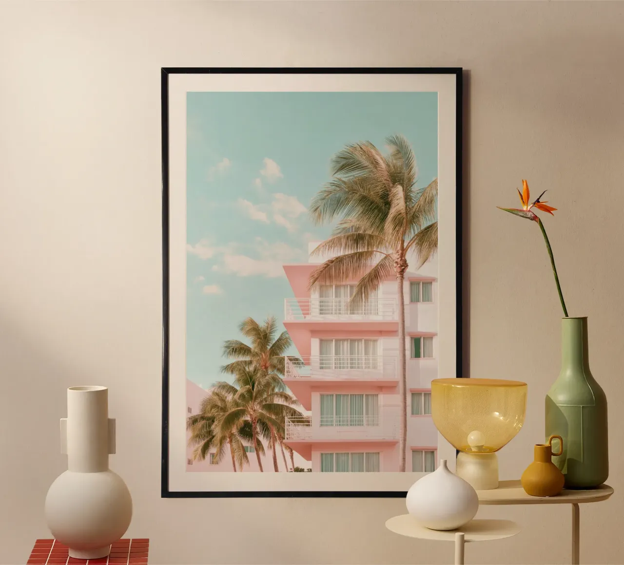 Edificio tropicale rosa pastello poster con telaio in alluminio da Indigo Tides Art