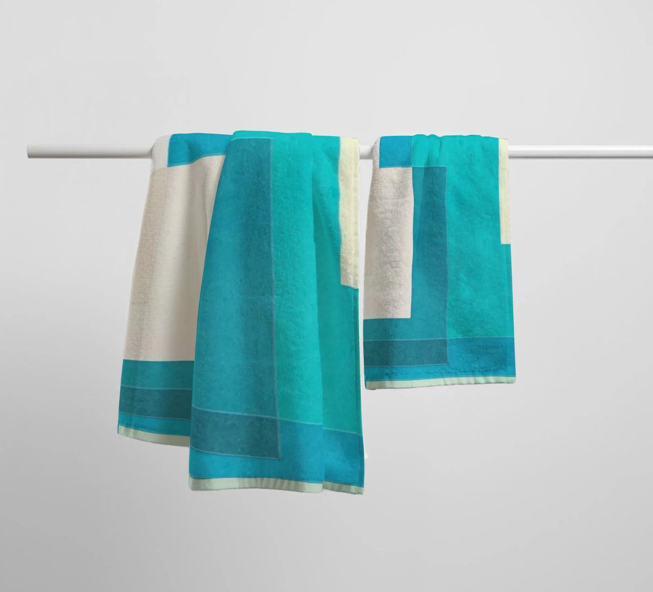 Forward - Forme geometriche astratte di colore blu verde acqua asciugamano da bagno da lovely lines