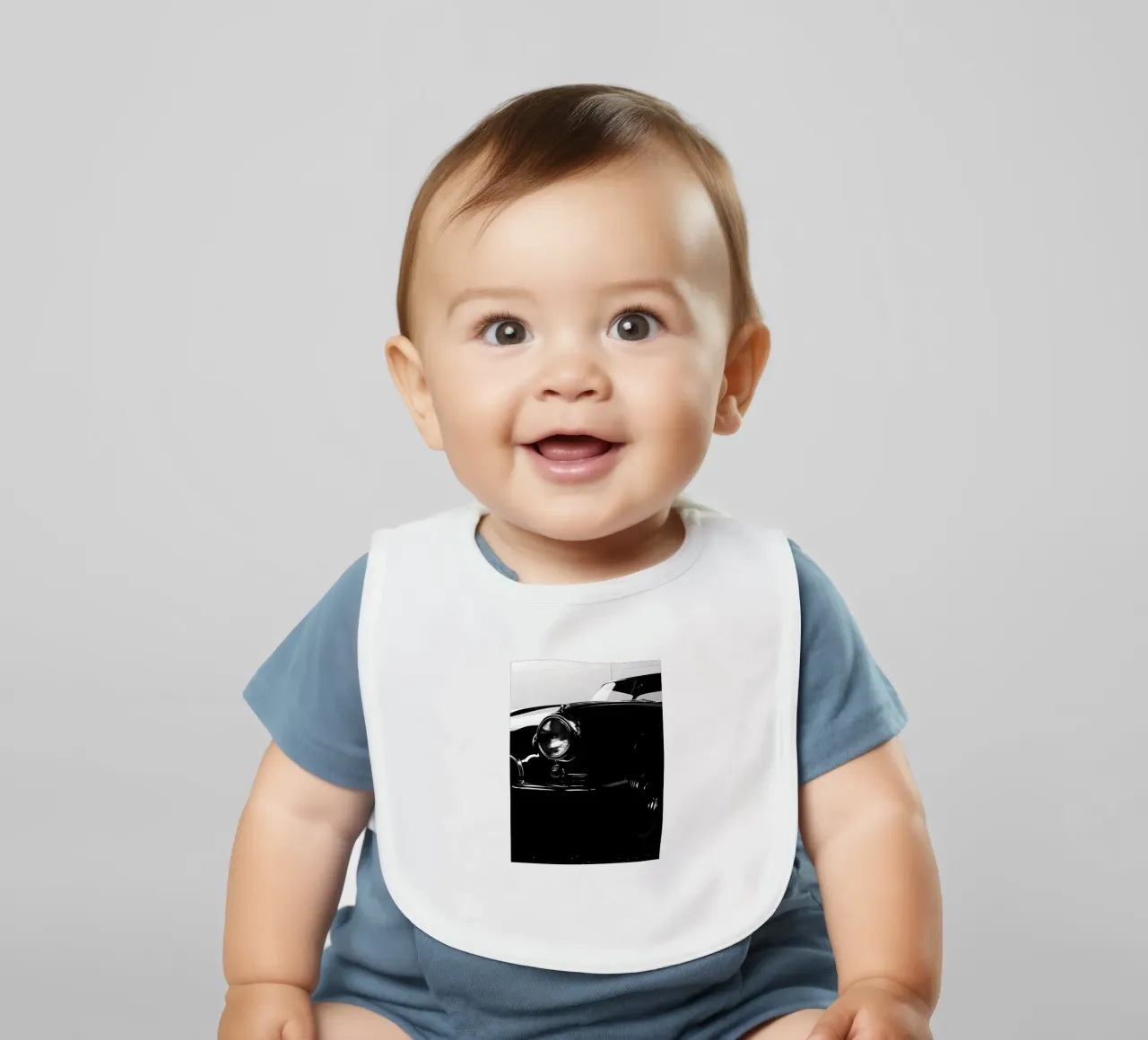 Monochrome Oldtimer Babylätzchen von CAR EDITION