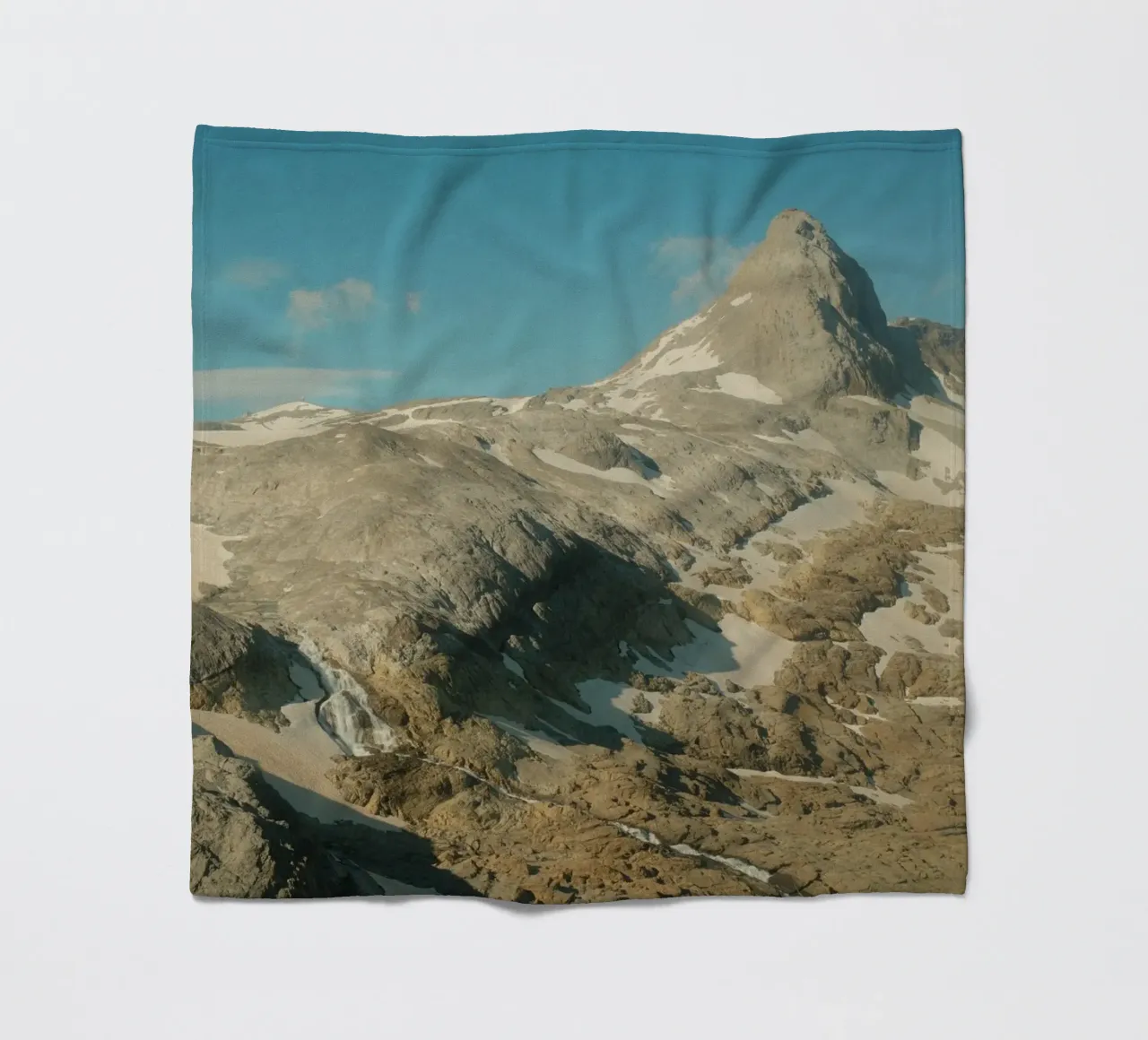 Alpine Silence – Wildstrubel Massif coperta in pile da FujiSwiss