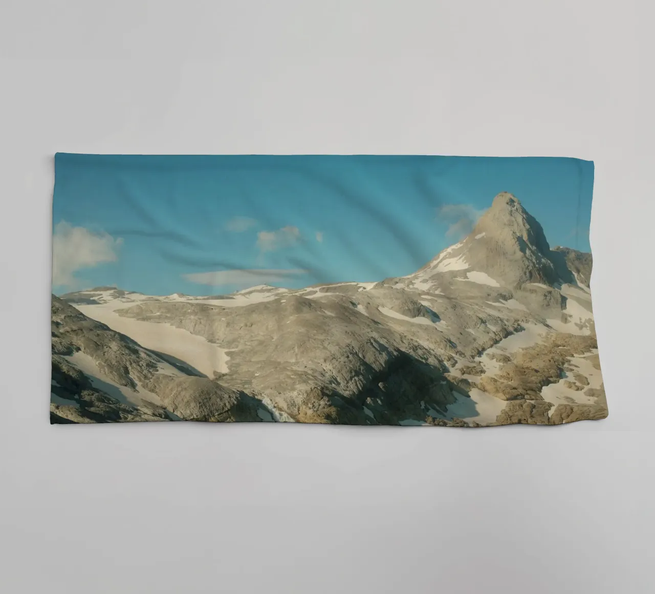 Alpine Silence – Wildstrubel Massif asciugamano da bagno da FujiSwiss
