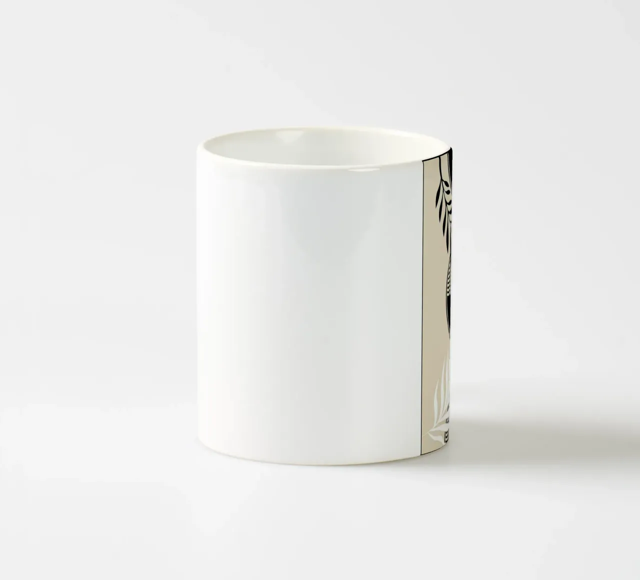 Stampa tropicale in bianco e nero tazza in ceramica da James M Coyle