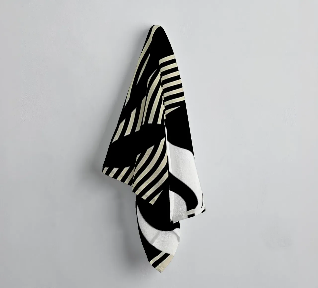 Stampa tropicale in bianco e nero asciugamano da bagno da James M Coyle