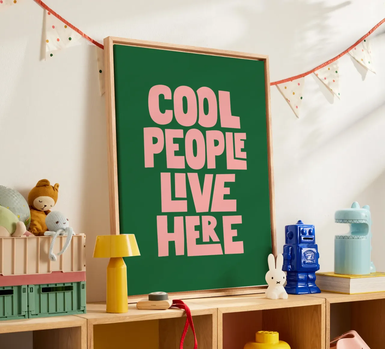 Cool Mensen Wonen Hier Roze Groen Vrolijk Typografie Print canvas met Baklijst van THE MOTIVATED TYPE