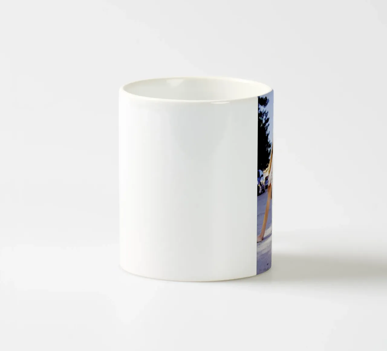 Portrait of a Girl tazza in ceramica da Aysha Banos