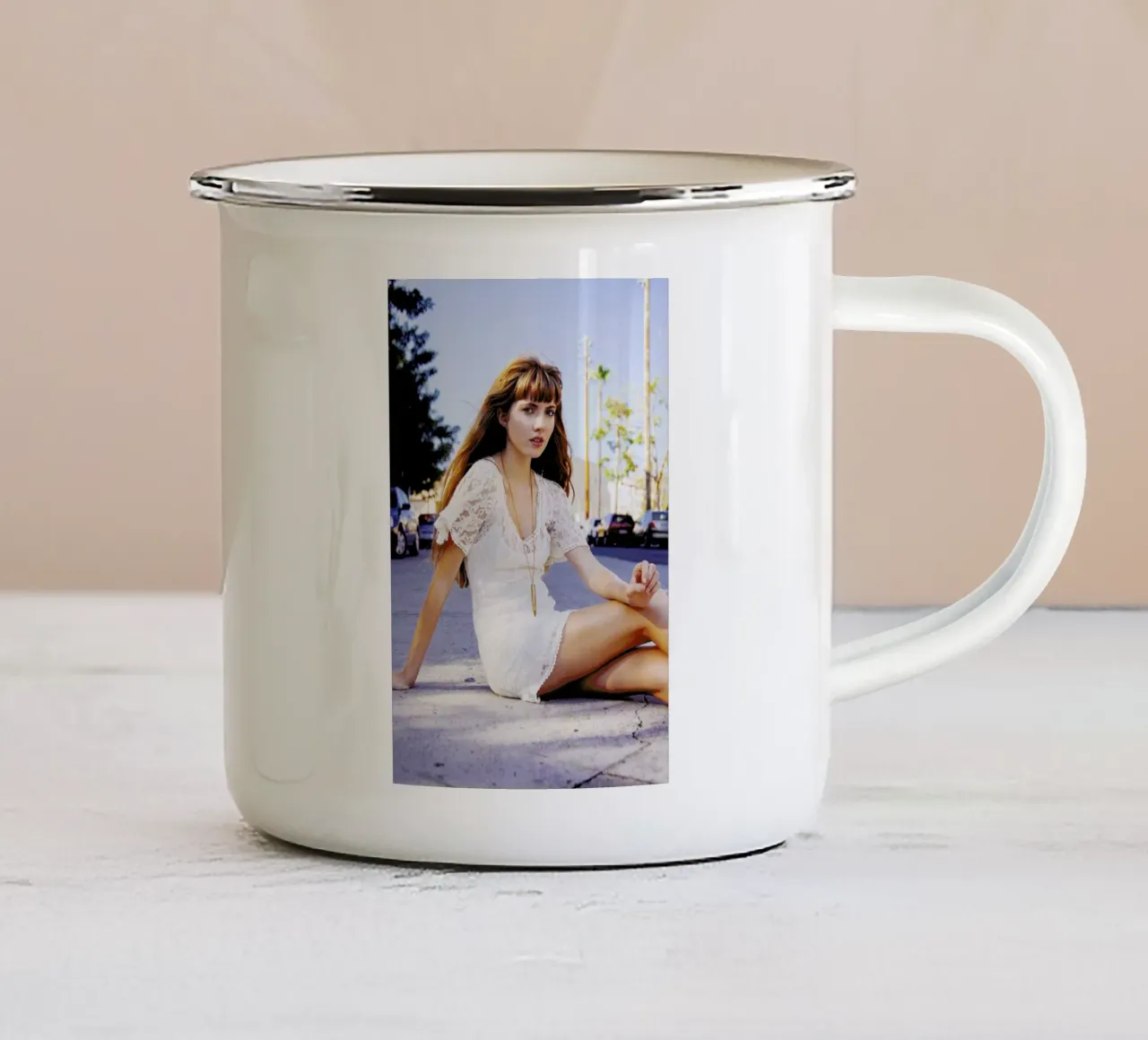 Portrait of a Girl tazza in smalto da Aysha Banos