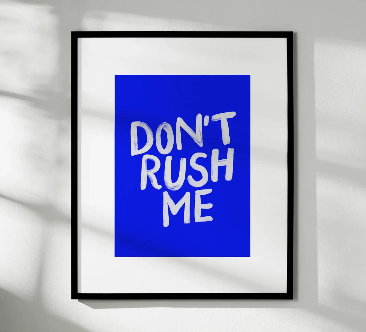 Stampa tipografica "Don't Rush Me Sassy" in blu dipinto di bianco poster con telaio in alluminio da THE MOTIVATED TYPE