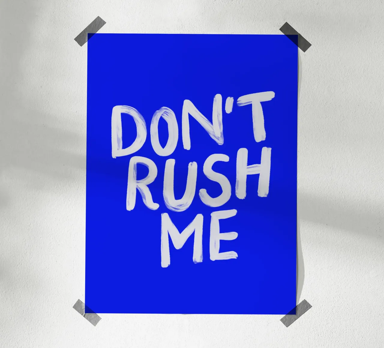Stampa tipografica "Don't Rush Me Sassy" in blu dipinto di bianco poster con telaio in alluminio da THE MOTIVATED TYPE