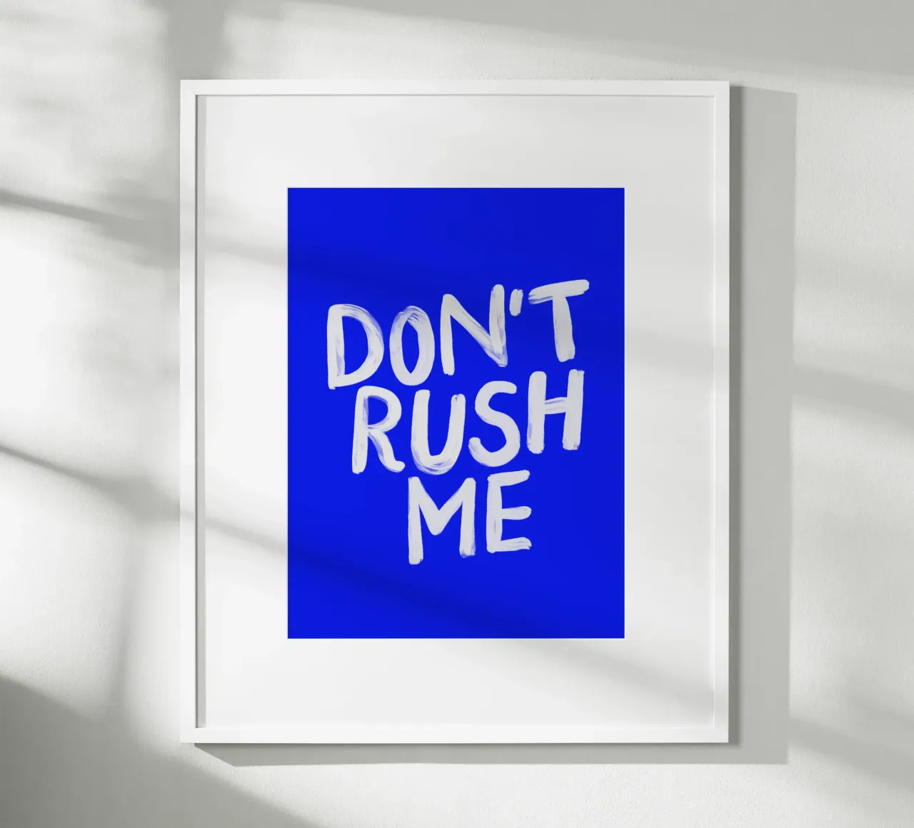 Stampa tipografica "Don't Rush Me Sassy" in blu dipinto di bianco poster con telaio in alluminio da THE MOTIVATED TYPE