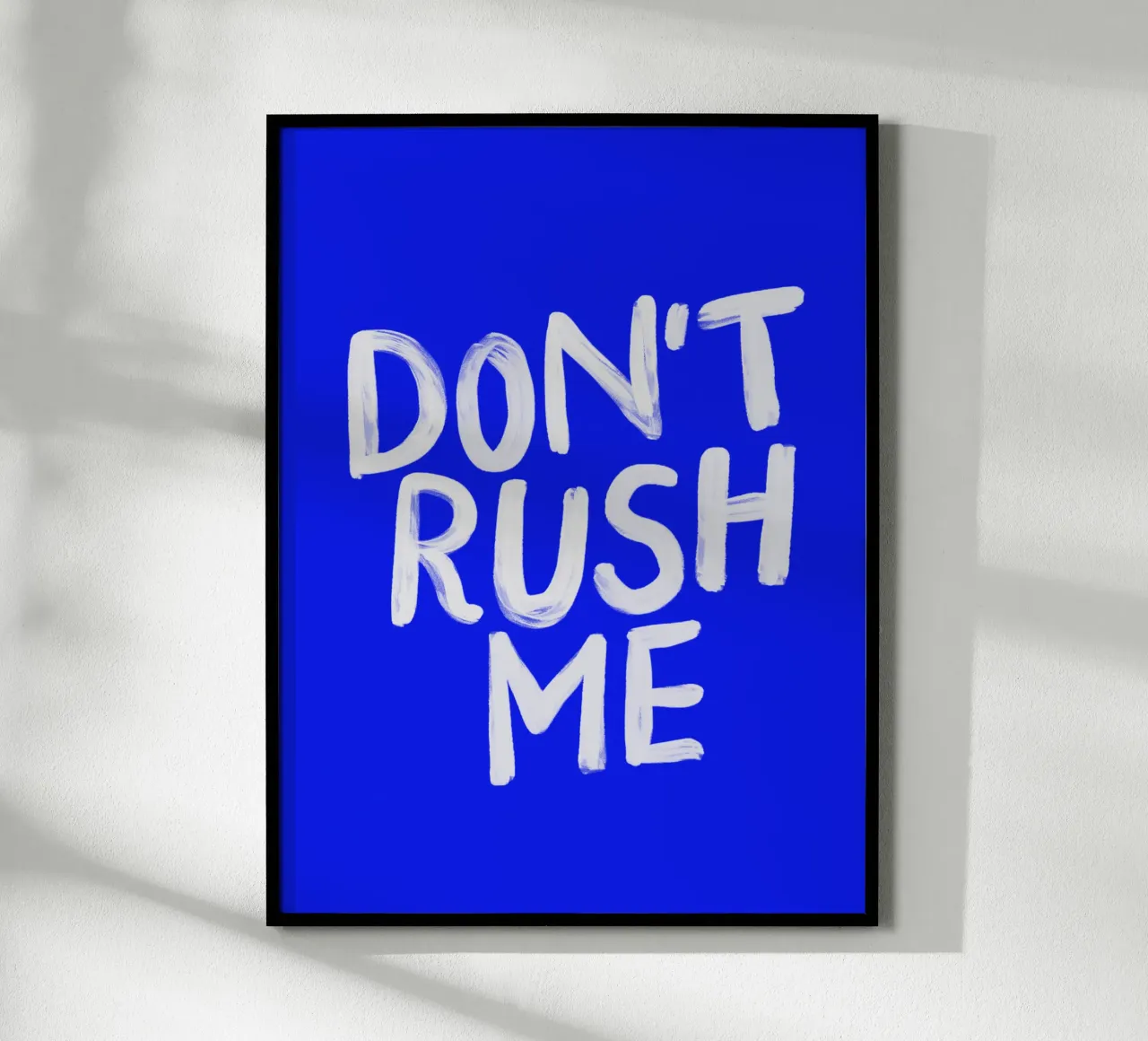 Stampa tipografica "Don't Rush Me Sassy" in blu dipinto di bianco poster con telaio in alluminio da THE MOTIVATED TYPE
