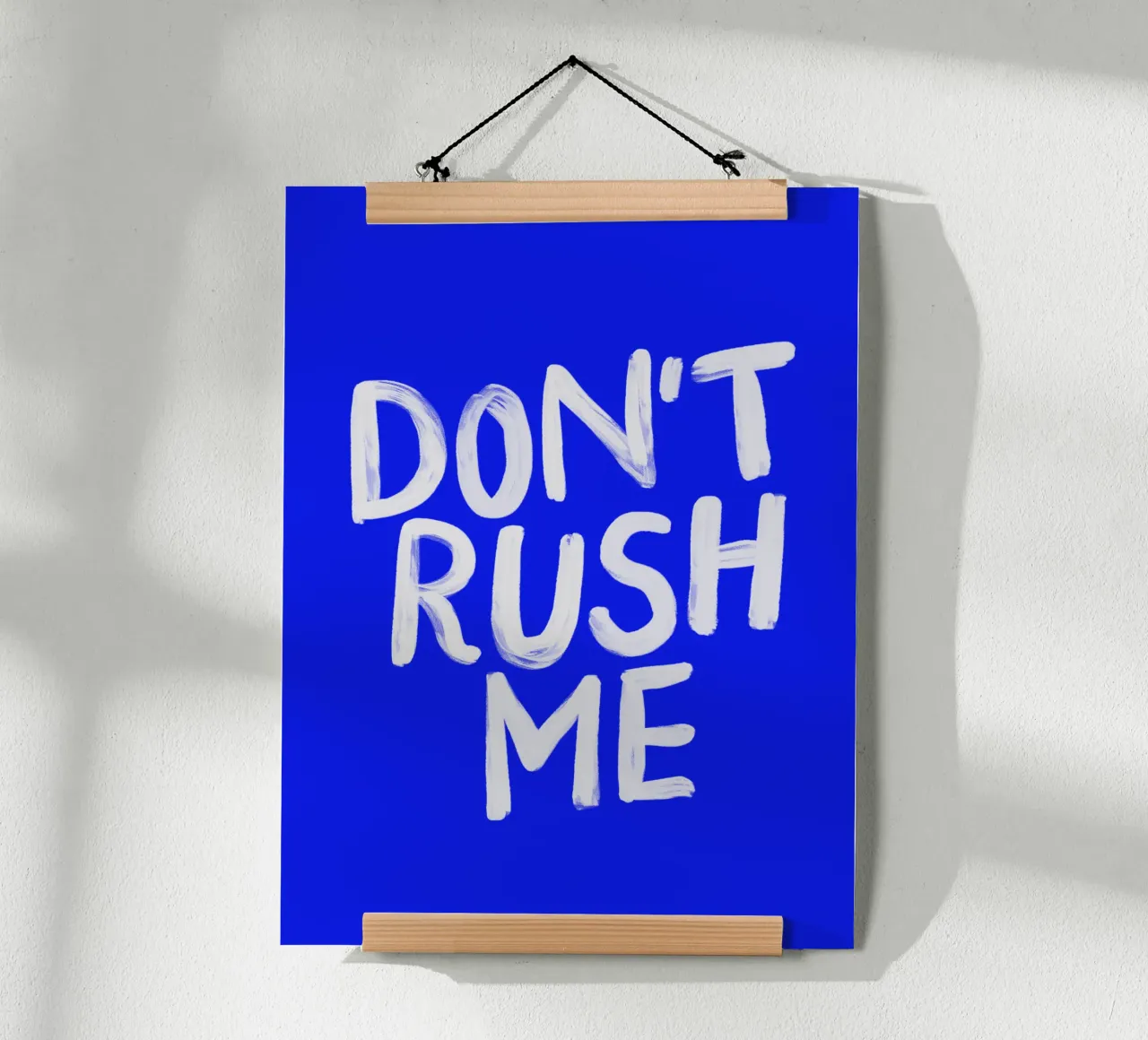 Stampa tipografica "Don't Rush Me Sassy" in blu dipinto di bianco poster con telaio in alluminio da THE MOTIVATED TYPE