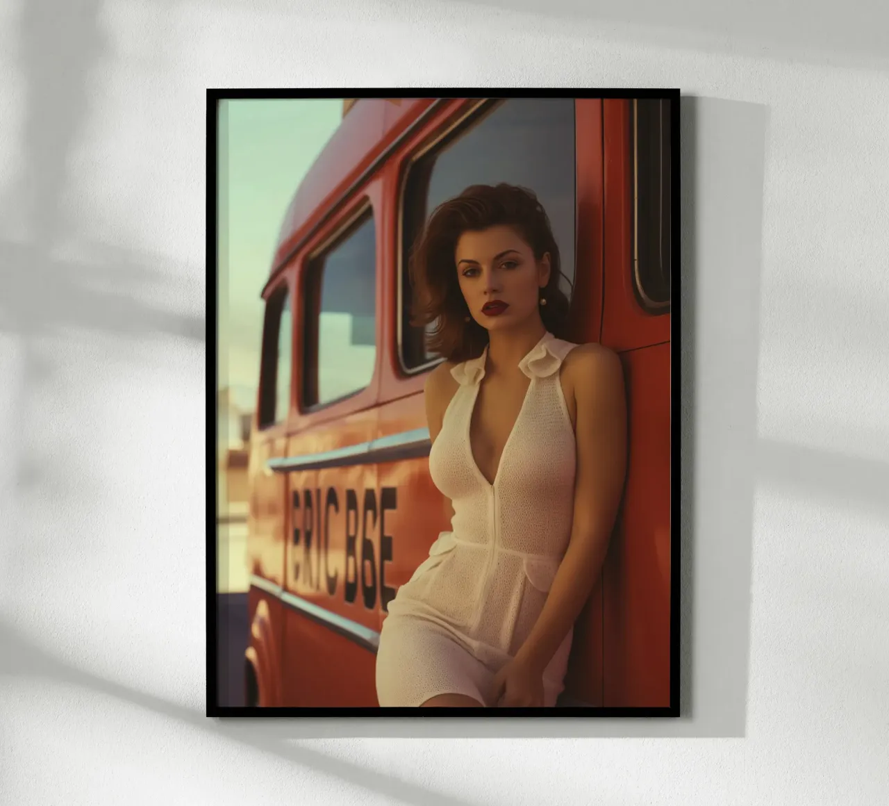 Viaggio non programmato - Autostoppista donna nel Far West americano poster con telaio in legno da Autofocus