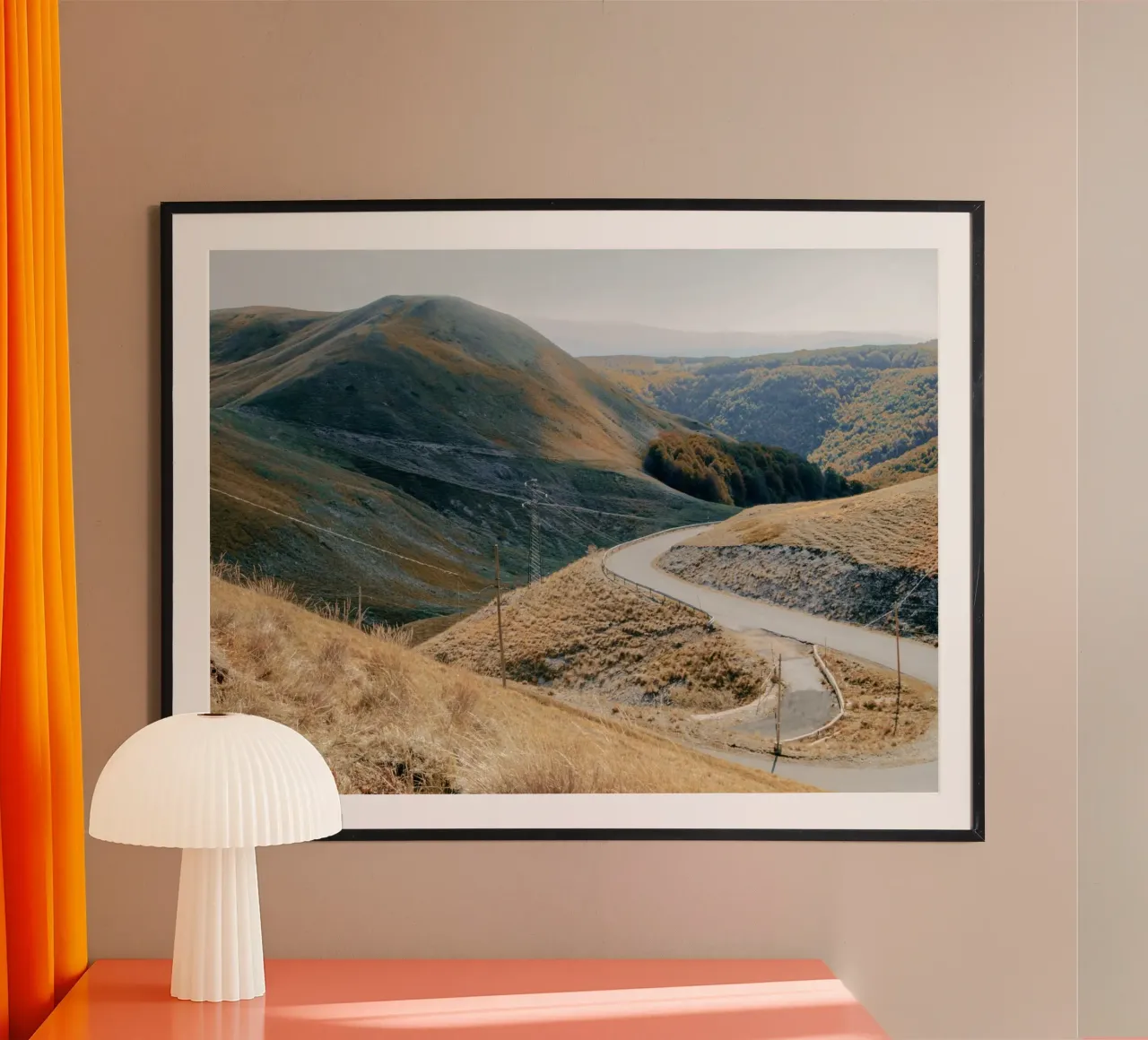 Montagna da nessuna parte poster con telaio in alluminio da Moon  Bloom
