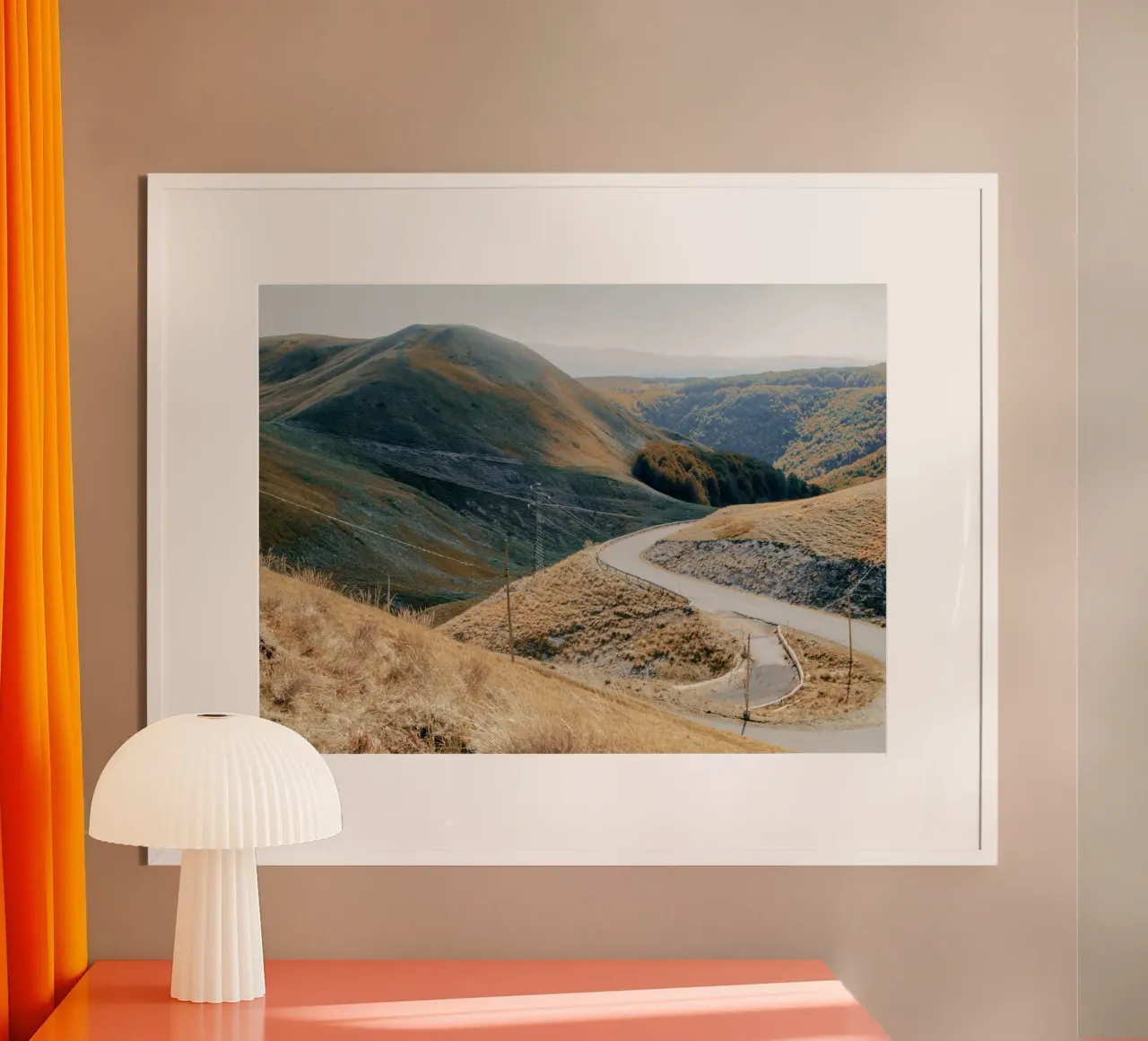 Montagna da nessuna parte poster con telaio in alluminio da Moon  Bloom