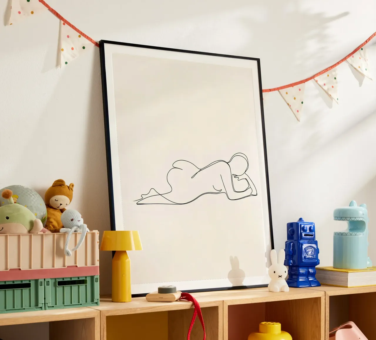Frau Körper Minimalist Line Art Poster mit Holzrahmen von Viv Line Art