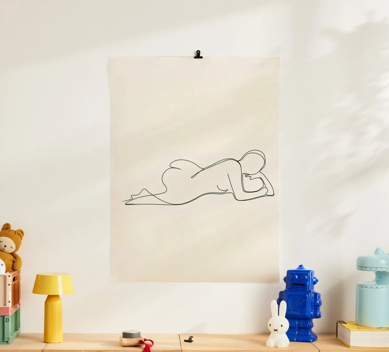 Frau Körper Minimalist Line Art Poster mit Holzrahmen von Viv Line Art