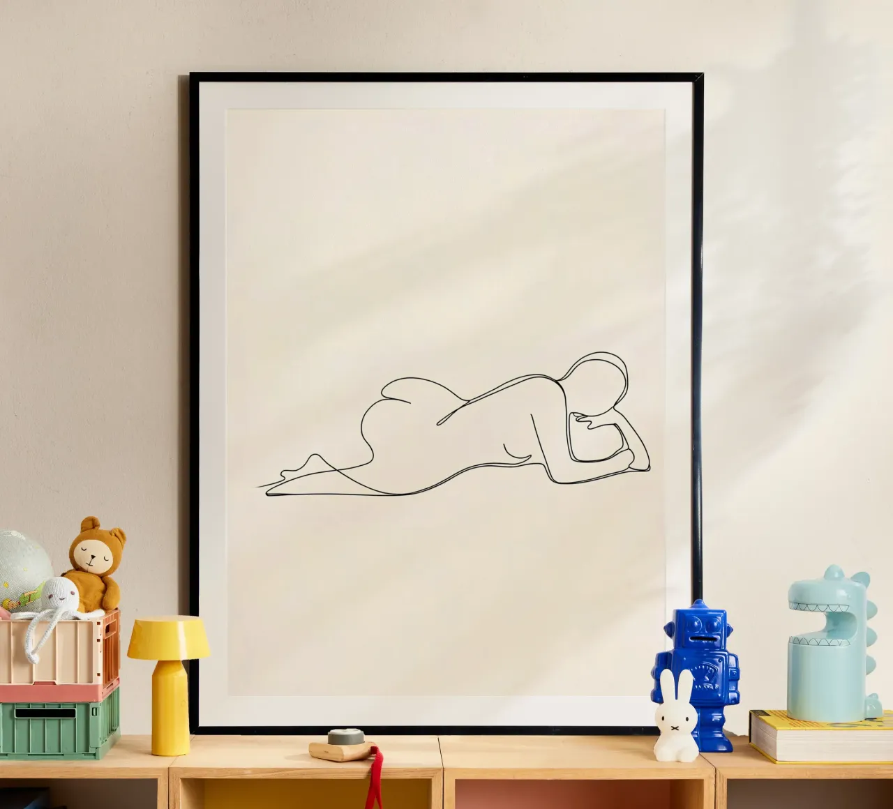 Frau Körper Minimalist Line Art Poster mit Holzrahmen von Viv Line Art