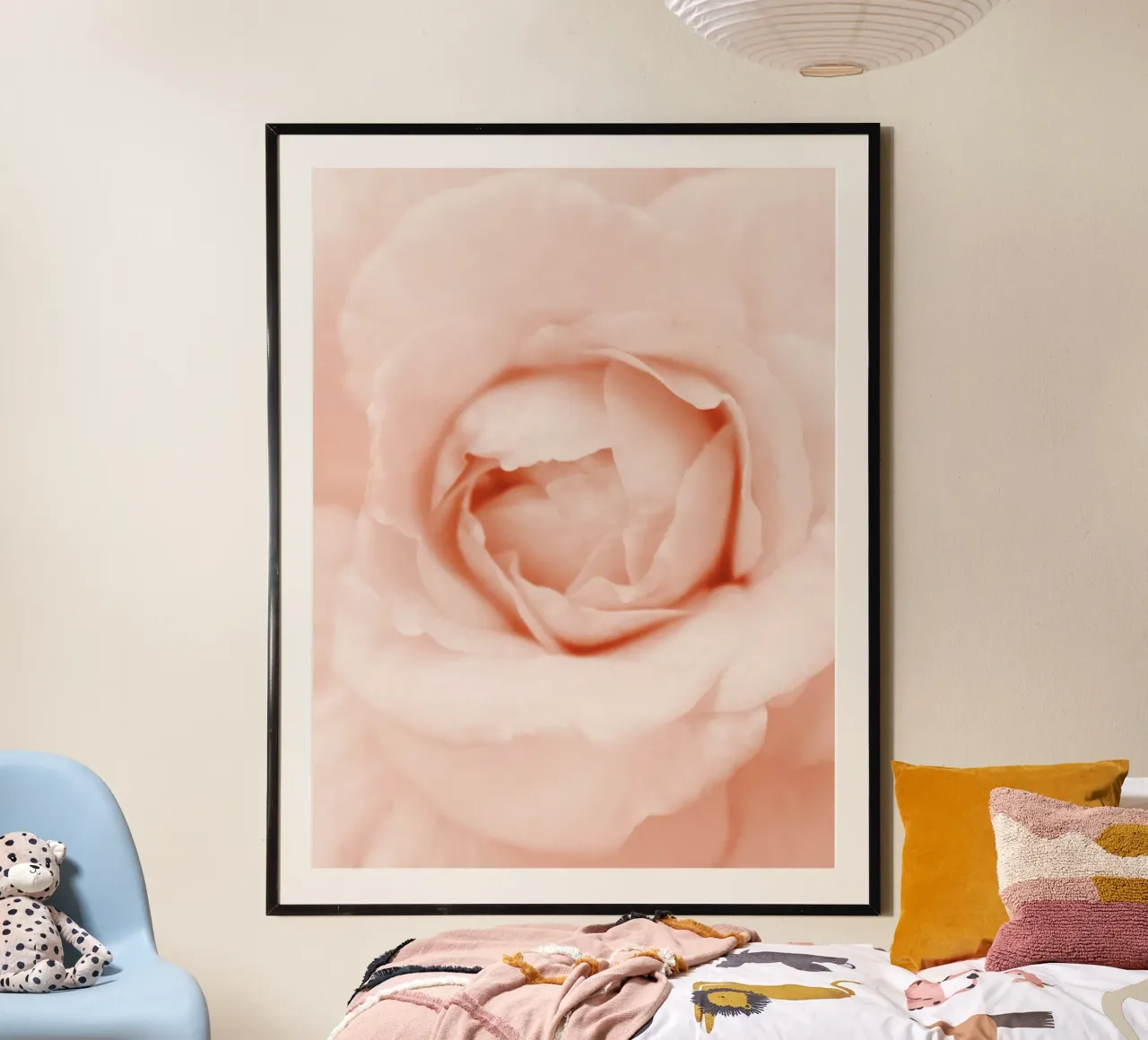 Peonia dolce poster con telaio in plastica da Moon  Bloom