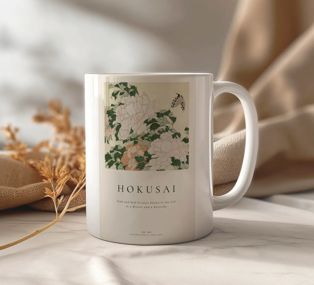 Hokusai - Pink and Red Peonies Blown to the Left in a Breeze and a Butterfly tazza in ceramica da ARTOTHEK