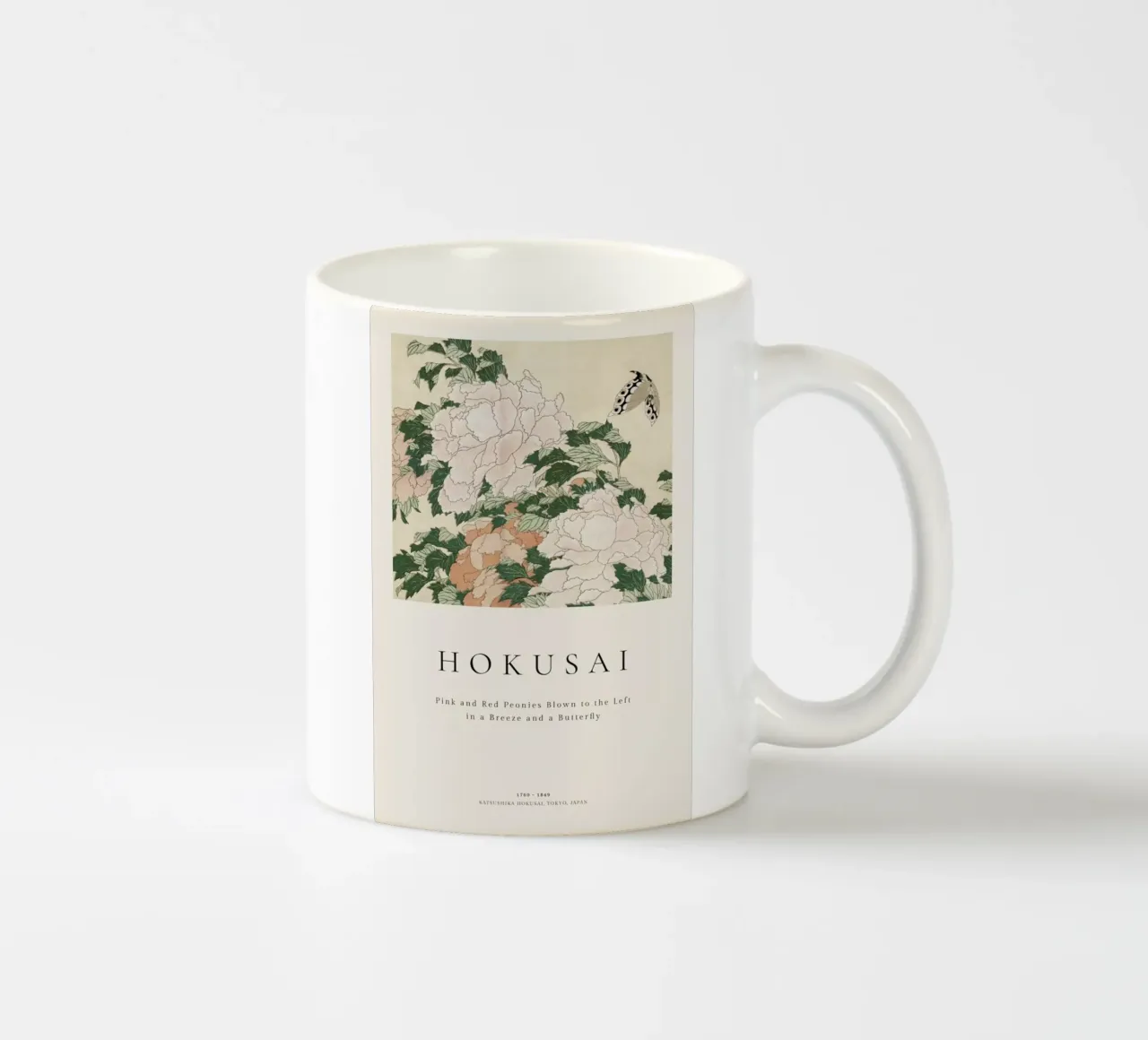 Hokusai - Pink and Red Peonies Blown to the Left in a Breeze and a Butterfly tazza in ceramica da ARTOTHEK