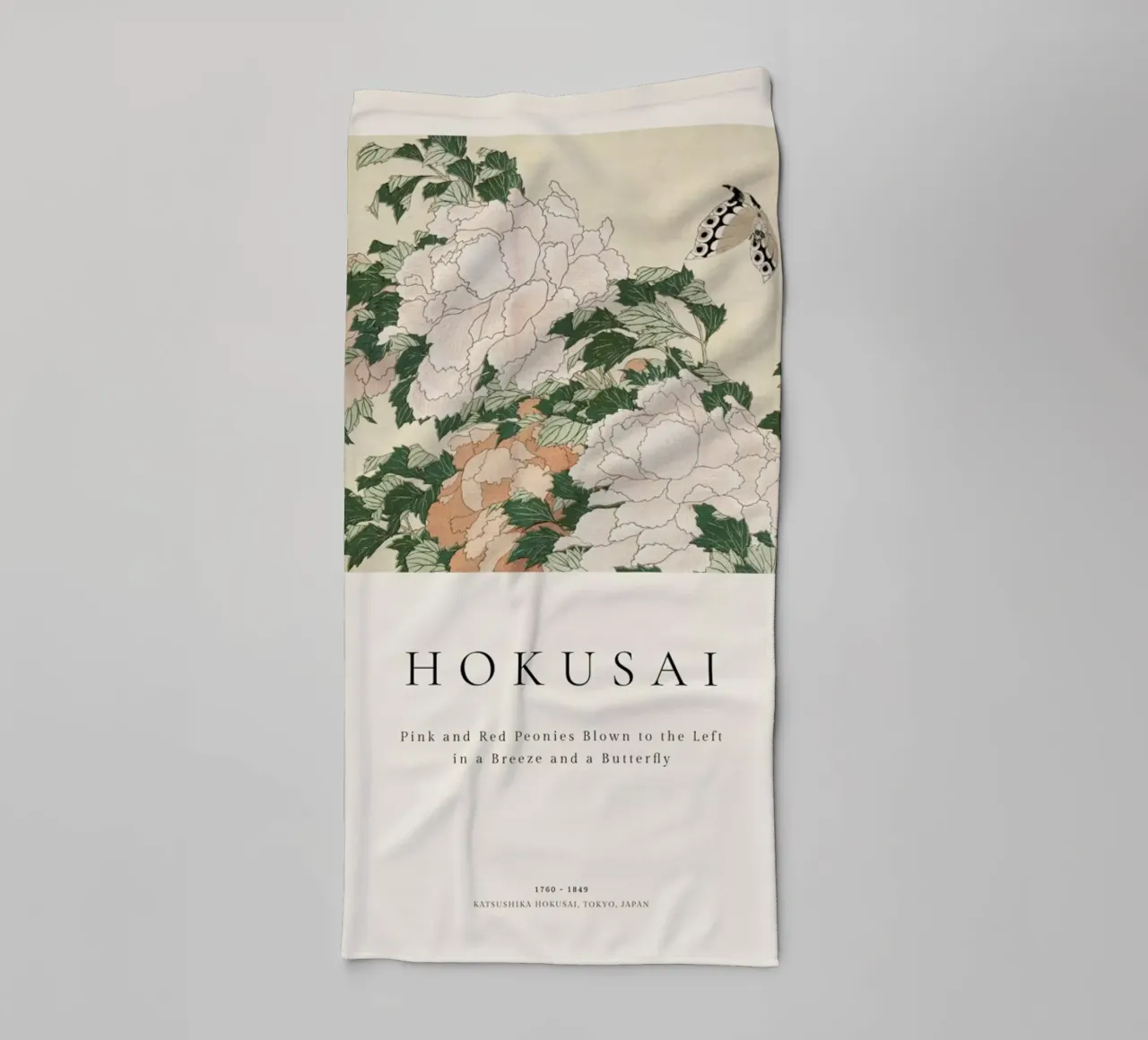 Hokusai - Pink and Red Peonies Blown to the Left in a Breeze and a Butterfly asciugamano da bagno da ARTOTHEK