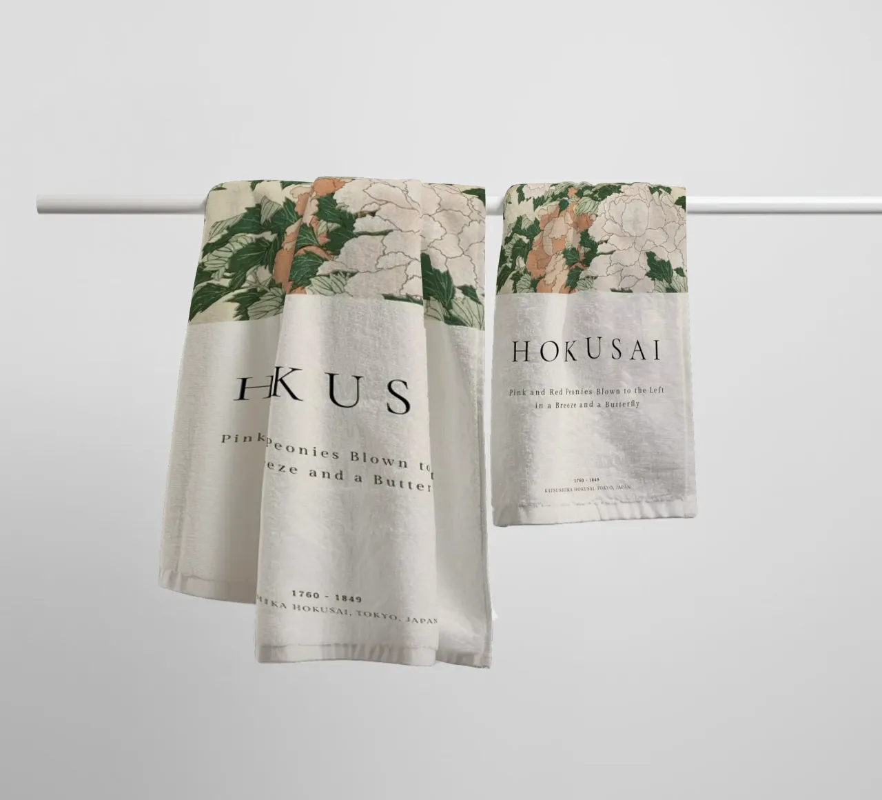 Hokusai - Pink and Red Peonies Blown to the Left in a Breeze and a Butterfly asciugamano da bagno da ARTOTHEK