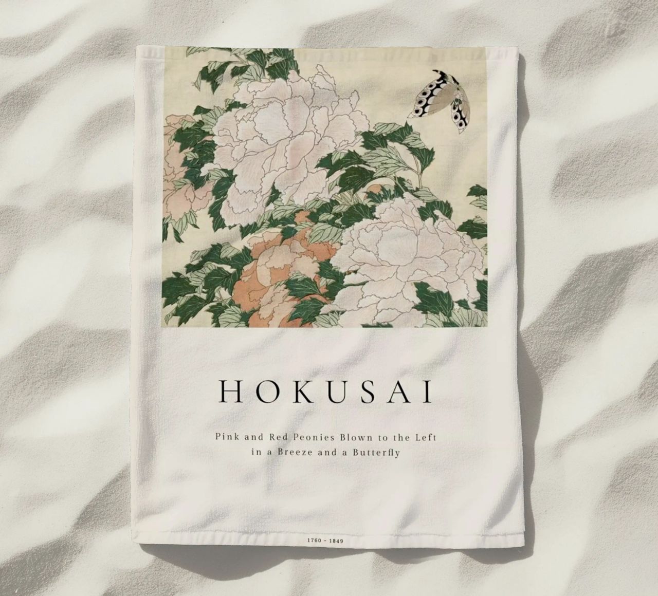 Hokusai - Pink and Red Peonies Blown to the Left in a Breeze and a Butterfly serviette de plage de ARTOTHEK