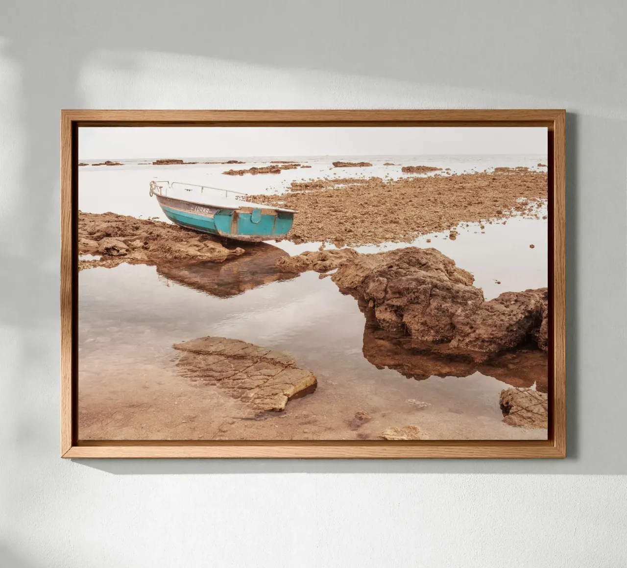 Luana sulla spiaggia tela con Cornice a cassetta da Moon  Bloom