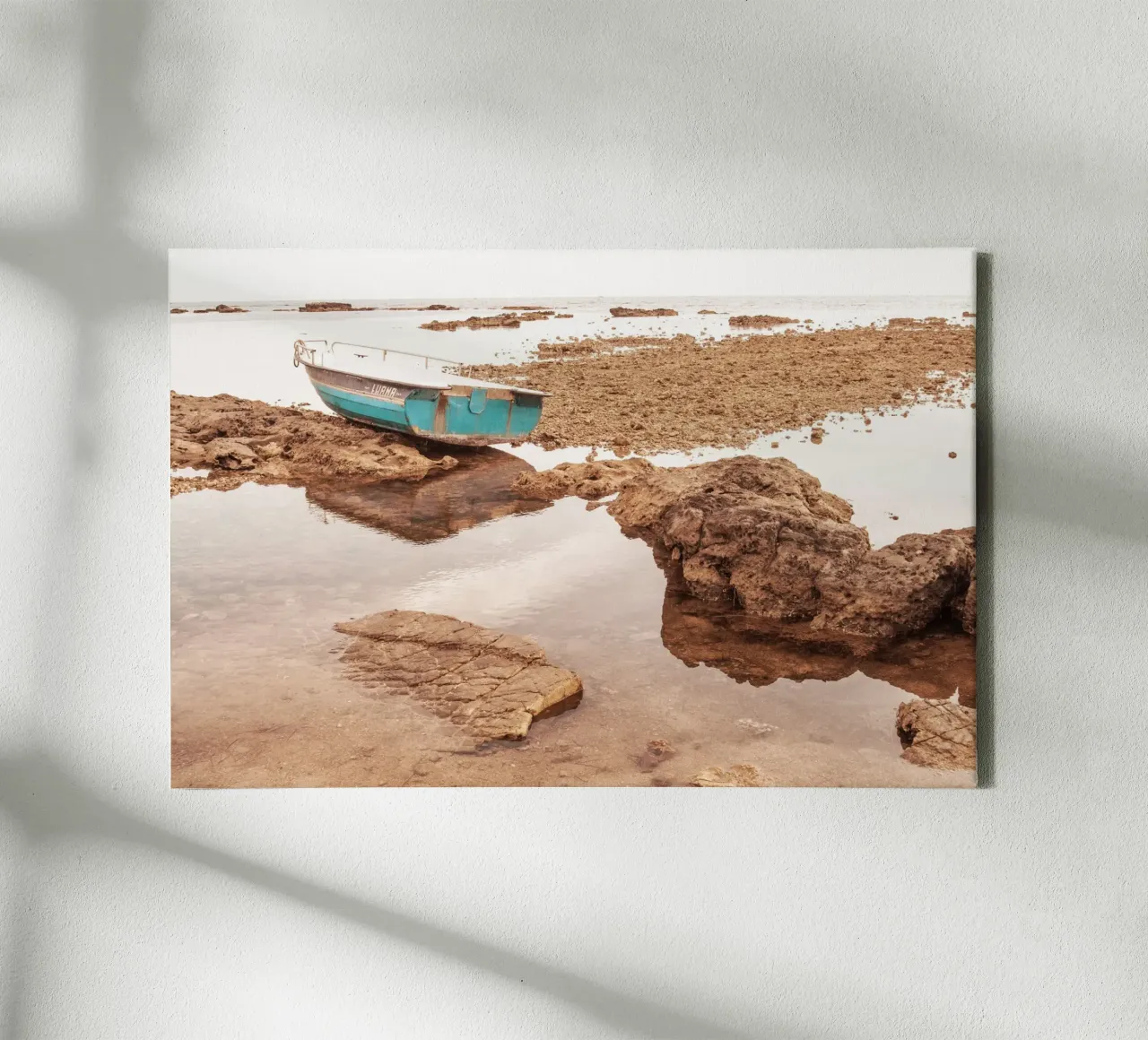 Luana sulla spiaggia tela con Cornice a cassetta da Moon  Bloom