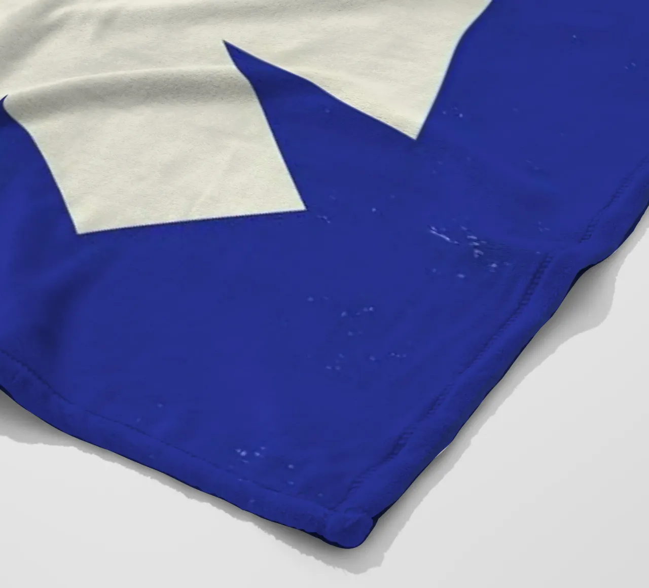 Simple Snowflake coperta in pile da daylight design studio