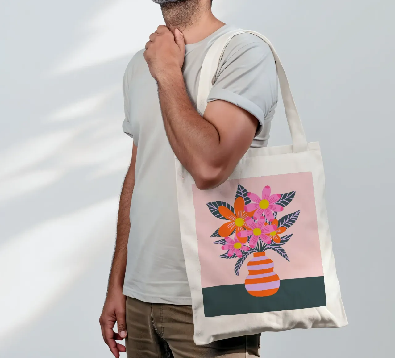 Fiori colorati in un vaso borsa in juta da Wackapacka